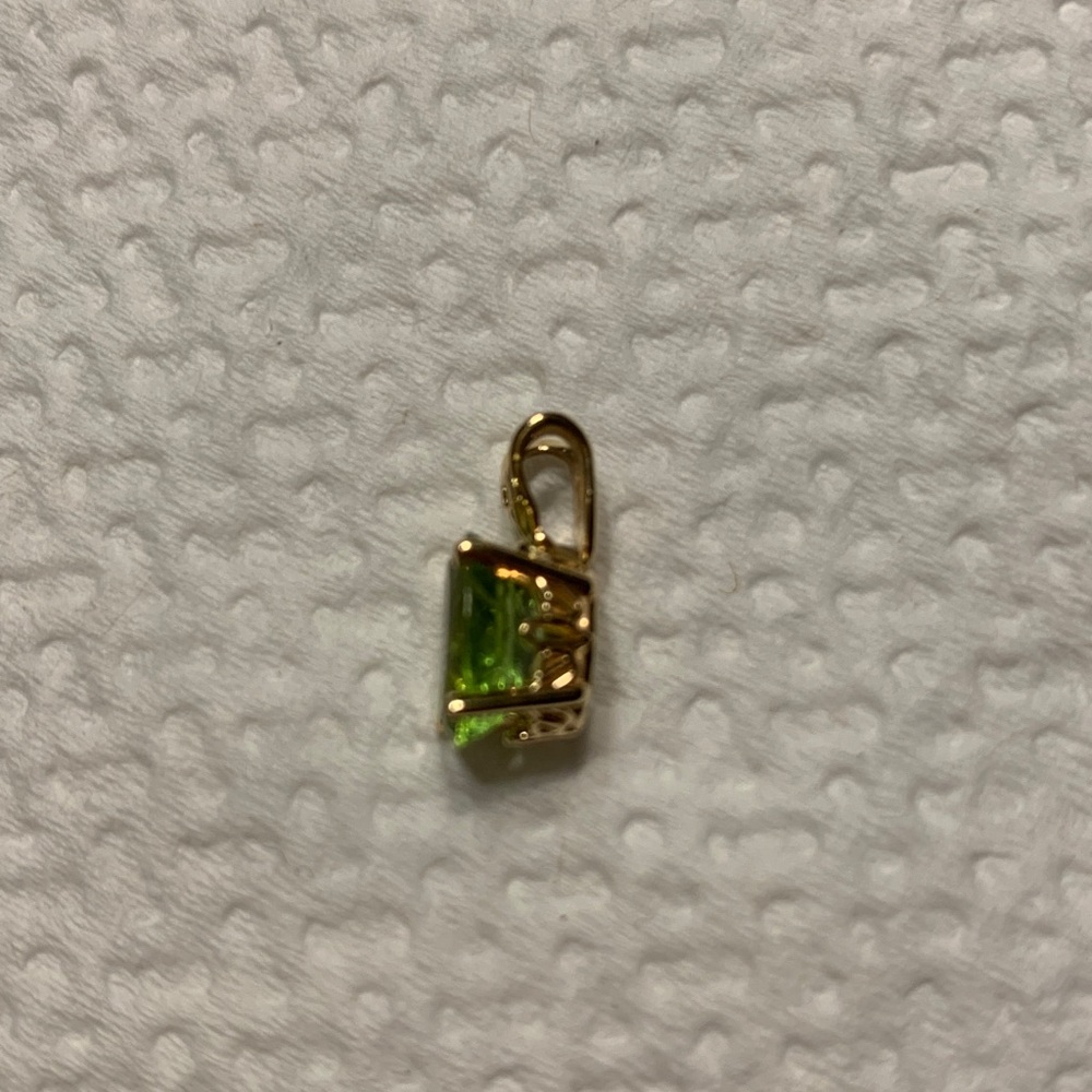 Green Oval Peridot Pendant in Gold Setting - Picture 4 of 6